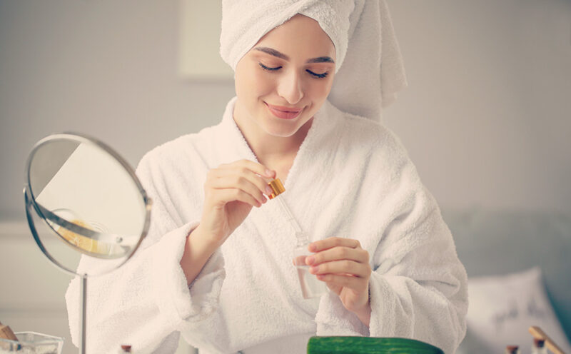  ベビーオイル洗顔 をしている女性