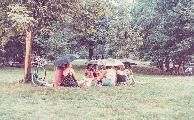 雨の中ピクニックを楽しむ女性